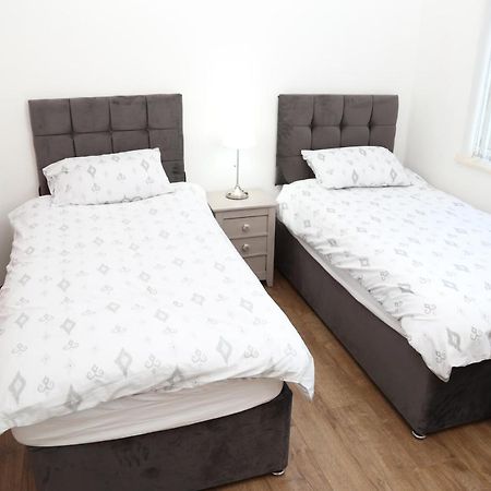 Cosy 3-Bed Bungalow Nec Airport Close To Amenities เบอร์มิงแฮม ภายนอก รูปภาพ