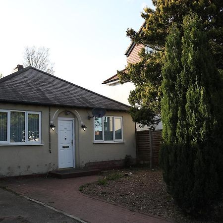 Cosy 3-Bed Bungalow Nec Airport Close To Amenities เบอร์มิงแฮม ภายนอก รูปภาพ