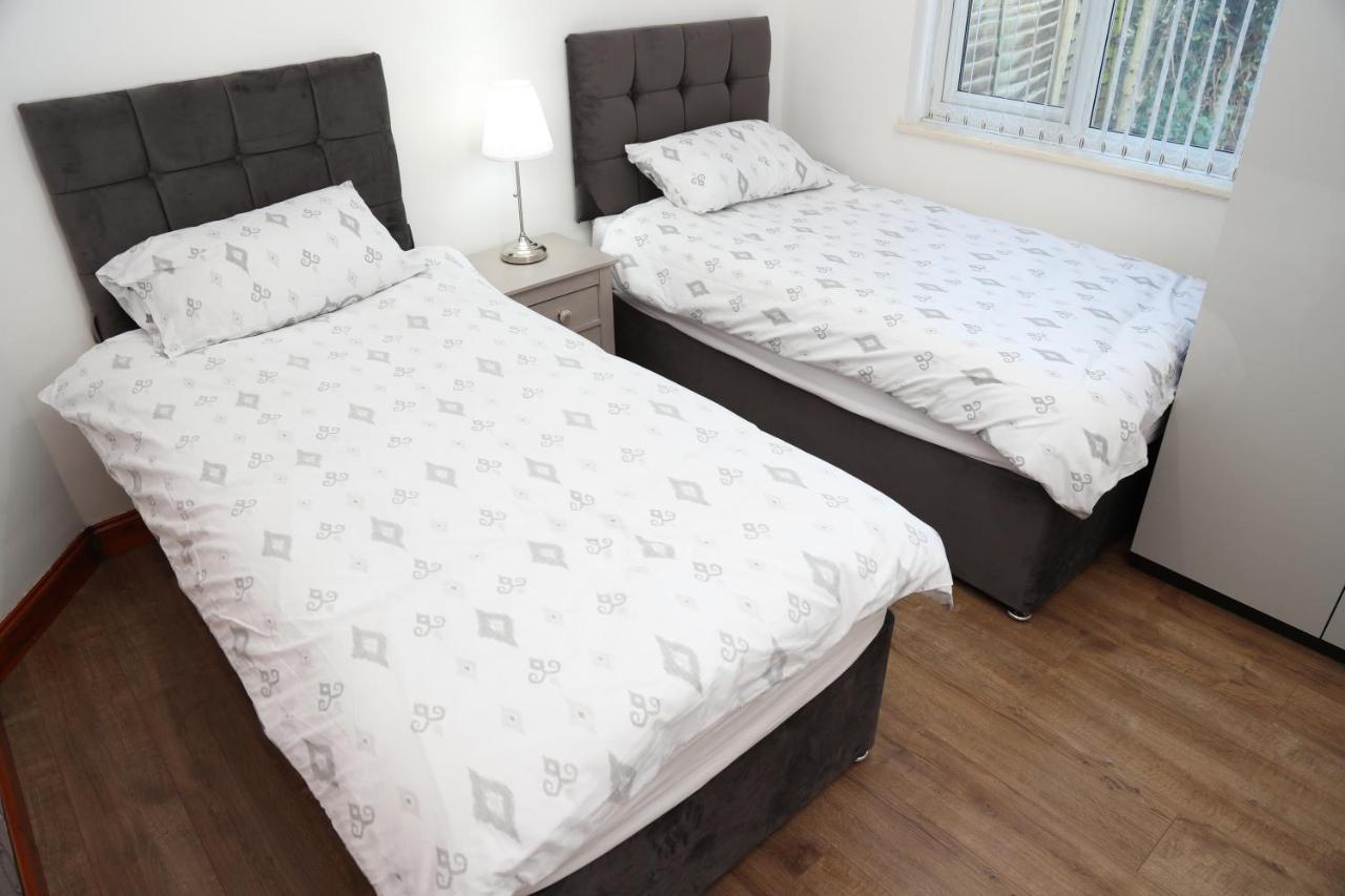 Cosy 3-Bed Bungalow Nec Airport Close To Amenities เบอร์มิงแฮม ภายนอก รูปภาพ