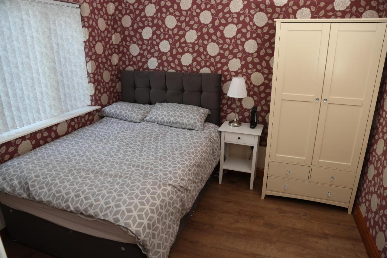 Cosy 3-Bed Bungalow Nec Airport Close To Amenities เบอร์มิงแฮม ภายนอก รูปภาพ