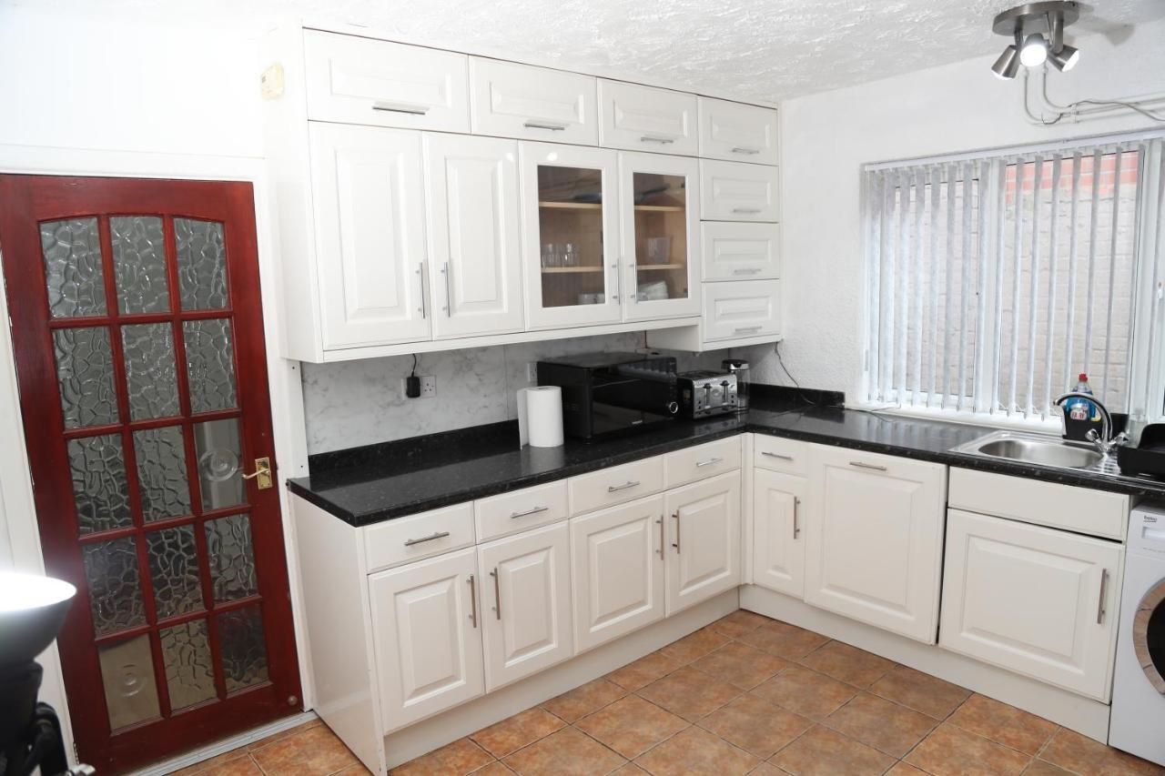 Cosy 3-Bed Bungalow Nec Airport Close To Amenities เบอร์มิงแฮม ภายนอก รูปภาพ