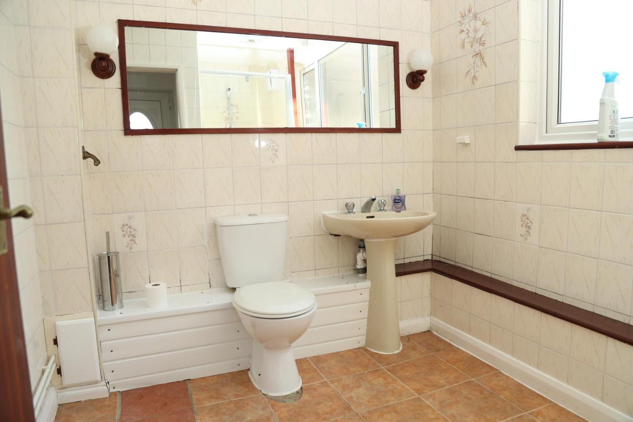 Cosy 3-Bed Bungalow Nec Airport Close To Amenities เบอร์มิงแฮม ภายนอก รูปภาพ